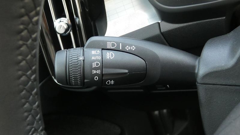 Volvo XC40 T2 FWD Momentum Core - fotka 10 z 22