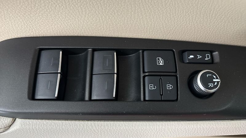 Toyota Camry 2.5 Hybrid AUT Executive - fotka 23 z 28