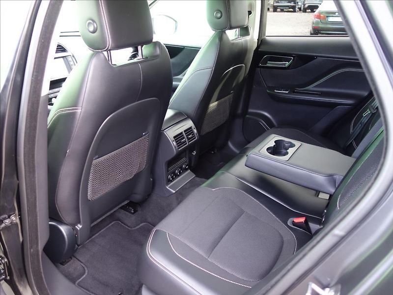 Jaguar F-Pace 2,0 20d AWD PRESTIGE - fotka 27 z 40