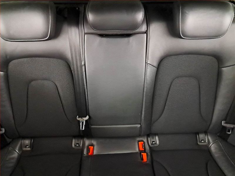 Audi A4 (2011) S-Line 2.0 TDI, Xenony - fotka 10 z 17