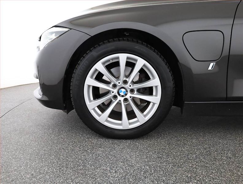 BMW Řada 3 (2016) 330e iPerformance, Automat - fotka 18 z 18