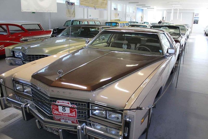 Příď vozu Cadillac Fleetwood Series 60 z roku 1947.