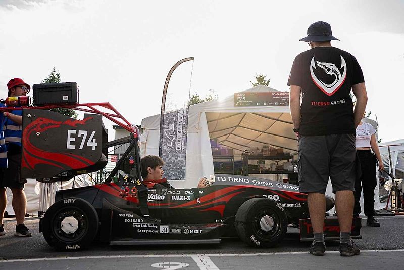 Michael Kohl, dvacetiletý student z Horního Jelení na Pardubicku, se ve svém volném čase podílí na stavbě studentské formule v týmu TU Brno Racing.