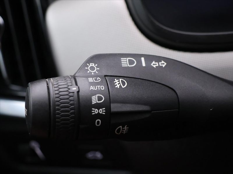 Volvo V90 2,0 D 145 kW Momentum Automat - fotka 19 z 32