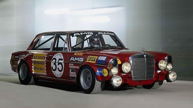 Mercedes-Benz AMG 300 SEL 6.8 „Rudá svině“.