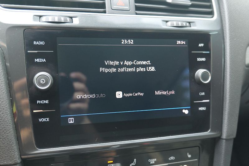 Volkswagen Golf 1.5 TSI DSG CarPlay ACC Senzor - fotka 26 z 31