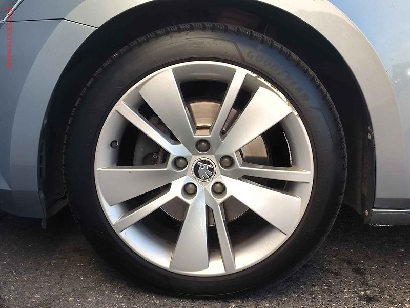 Škoda Superb (2016) 2.0 TDi, ČR, DSG, LED - fotka 22 z 23