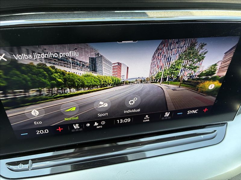 Škoda Octavia 2,0 TAŽNÉ,KŮŽE,HEAD-UP - fotka 25 z 38