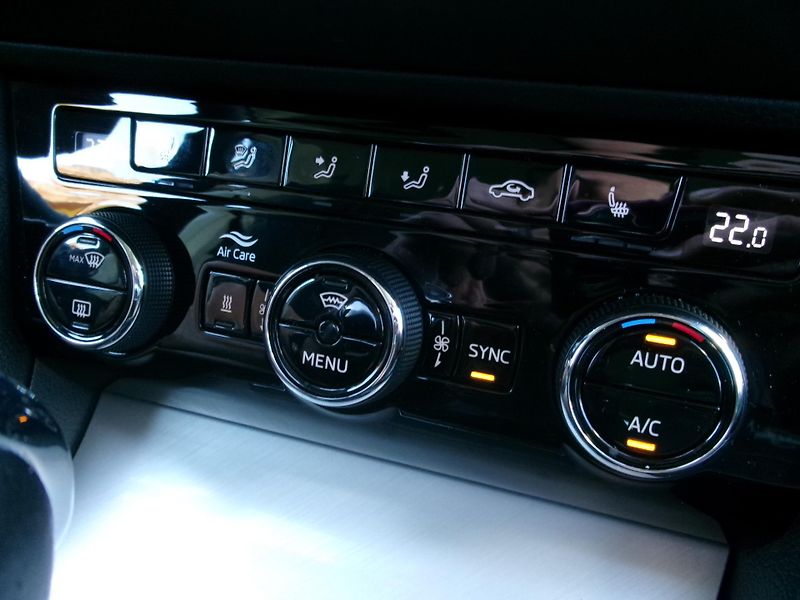 Škoda Superb (2022) 2,0TDI L&K 4x4 DSG ACC MATRIX - fotka 29 z 49