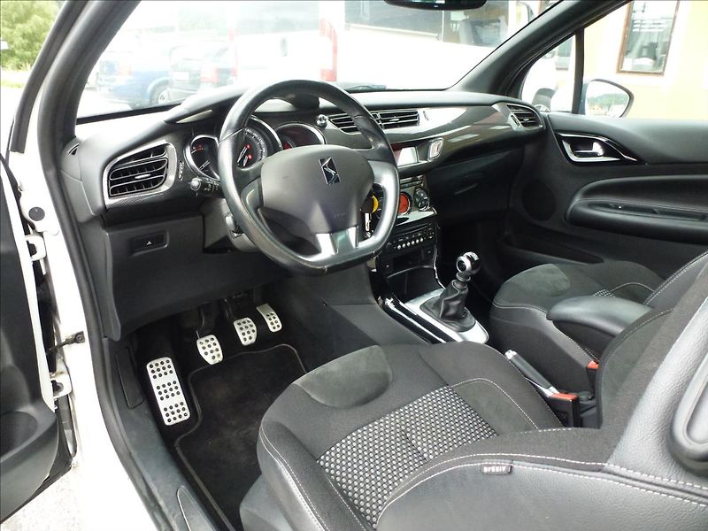 Citroën DS3 1,6 16V VTi THP SportChic - fotka 16 z 51