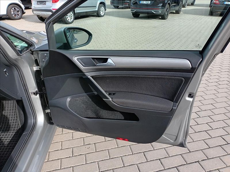 Volkswagen Golf 1,6 TDI,81KW,4X4,NAVI,SERVISKA - fotka 23 z 49