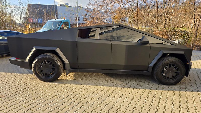 Tesla Cybertruck (2024) BEAST 844PS 3xMOTOR CZ - fotka 3 z 13