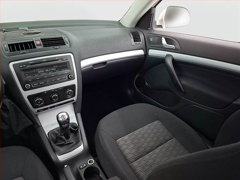 Škoda Octavia (2010) 1.6 TDI, Xenony, Tempomat - fotka 8 z 17