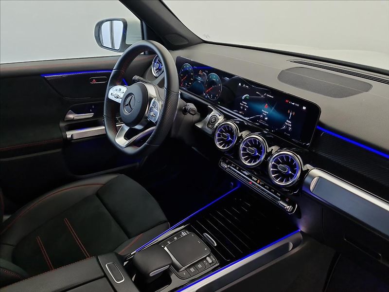 Mercedes-Benz GLB 200 4MATIC AMG Line - fotka 18 z 22