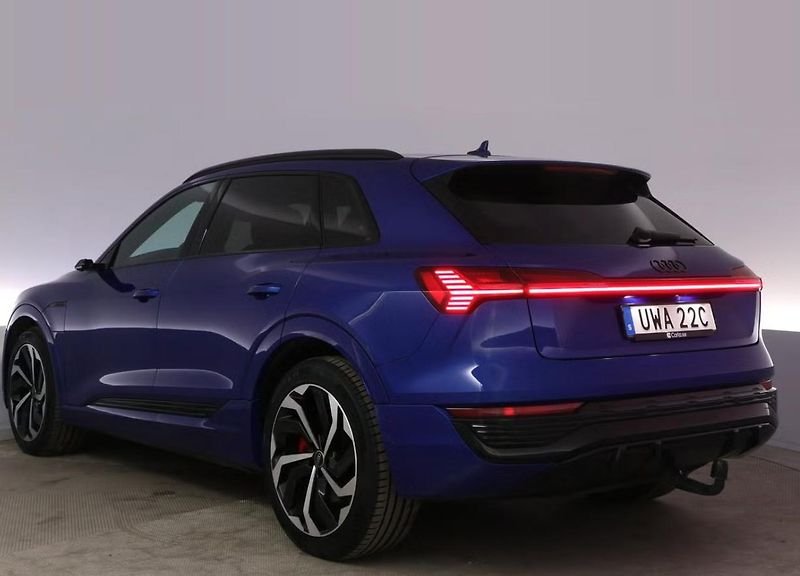 Audi Q8 e-tron 55 Q S-Line SoH 94% 360k Pano  - fotka 3 z 24