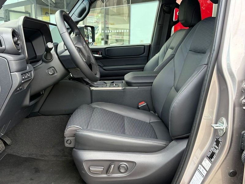Toyota Land Cruiser 2.8 Executive - fotka 7 z 21