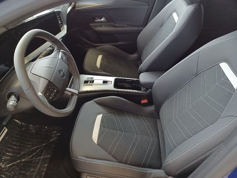 Opel Mokka (2025) GS Hybrid 1.2T 107kW eDCT6 - fotka 15 z 19