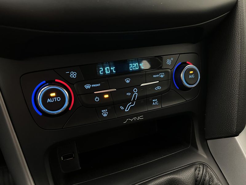 Ford Focus 1.5 ECOBOOST MAN 1. maj. - fotka 24 z 36