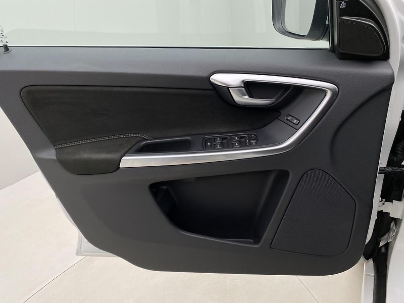 Volvo XC60 D4 AWD MOMENTUM AUT  - fotka 7 z 48