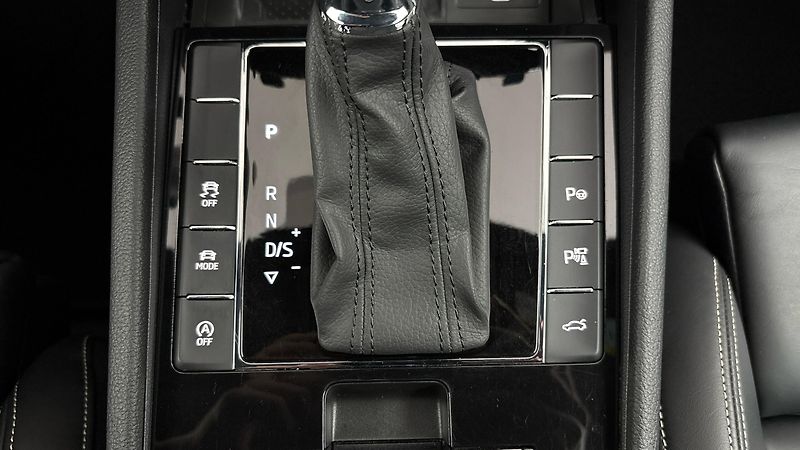 Škoda Superb 2.0 TDI DSG 4x4 L&K Combi - fotka 28 z 34