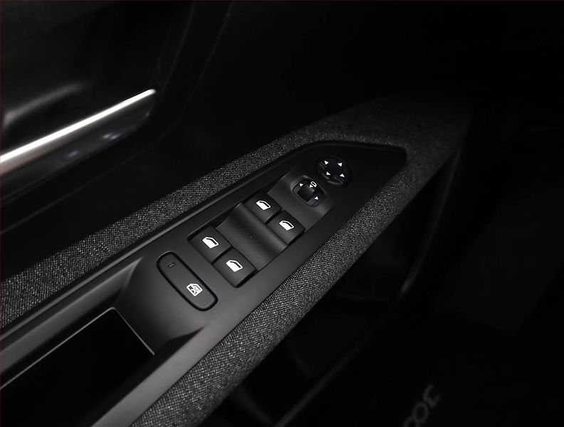 Peugeot 3008 (2018) Active Pack 1.2 PureTech - fotka 13 z 15
