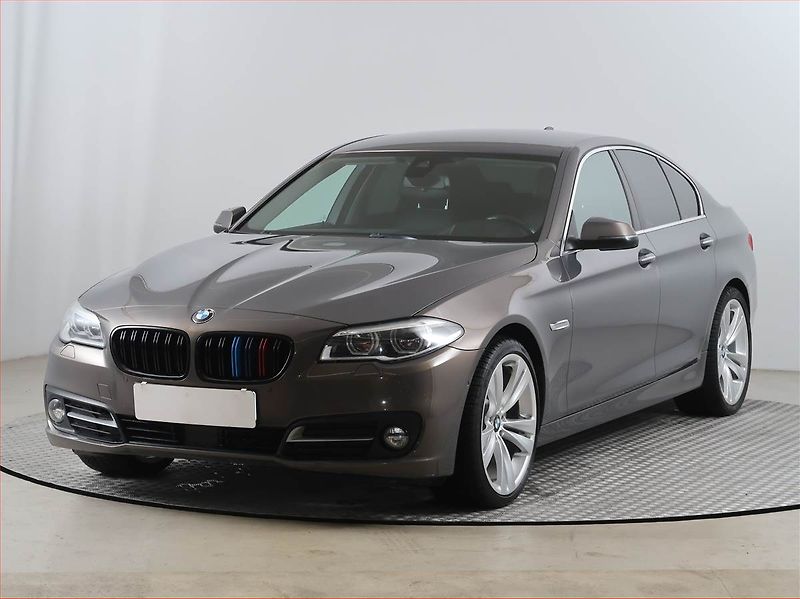 BMW Řada 5 (2016) 520d xDrive, 4X4, Automat - fotka 2 z 20