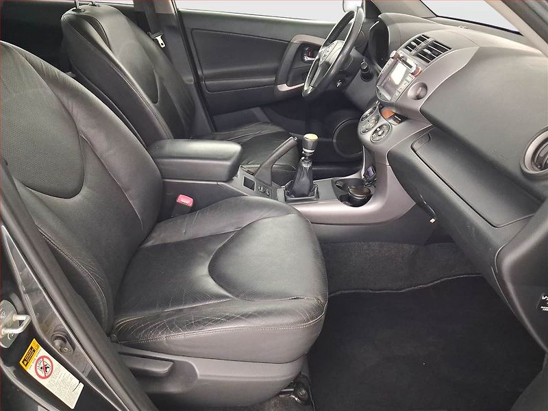 Toyota RAV4 (2007) Executive 2.2 D-CAT, 4X4 - fotka 9 z 17