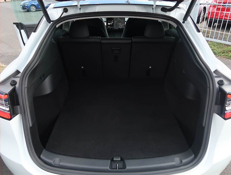 Tesla Model Y (2021) Long Range AWD 75kWh, SoH 92% - fotka 14 z 30