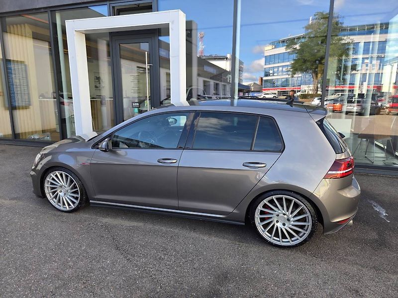 Volkswagen Golf 2.0 GTI - fotka 2 z 49