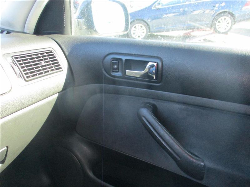 Volkswagen Golf 1,6 i,klimatizace,ABS, - fotka 23 z 29