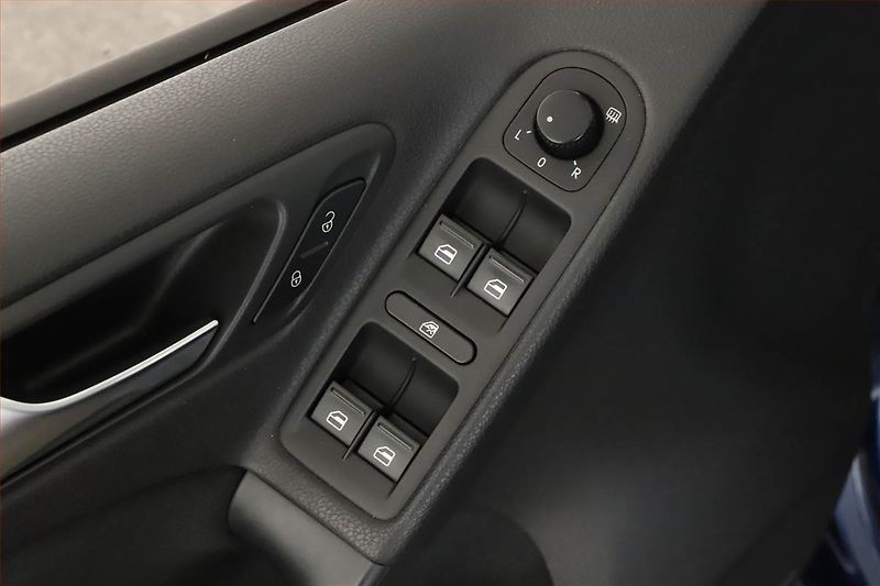 Volkswagen Golf (2010) 1.4 16V - fotka 9 z 11
