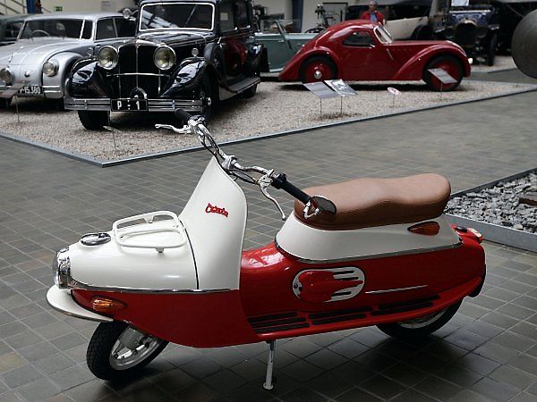 Představení designového elektrického skútru Čezeta 506,který se vrací v modernizované podobě. Čezetu představil její britský konstruktér Neil Smith.