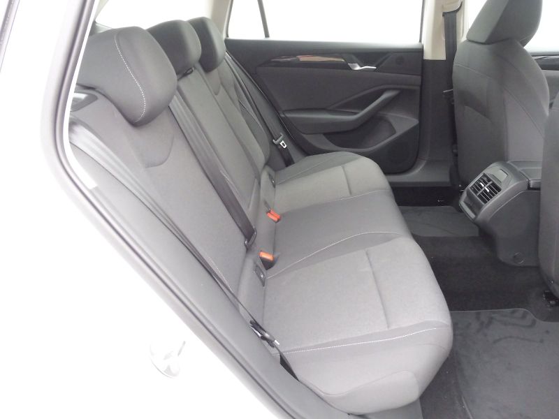 Volkswagen Passat (2026) 1,5 TSI 150kW eHybrid - fotka 20 z 28