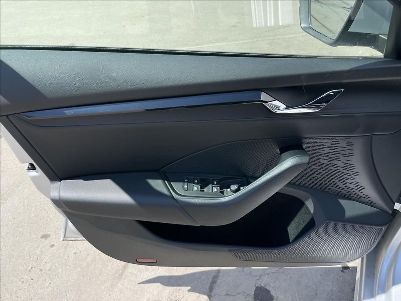 Škoda Octavia 2,0 TDI Combi Ambition Plus - fotka 14 z 22