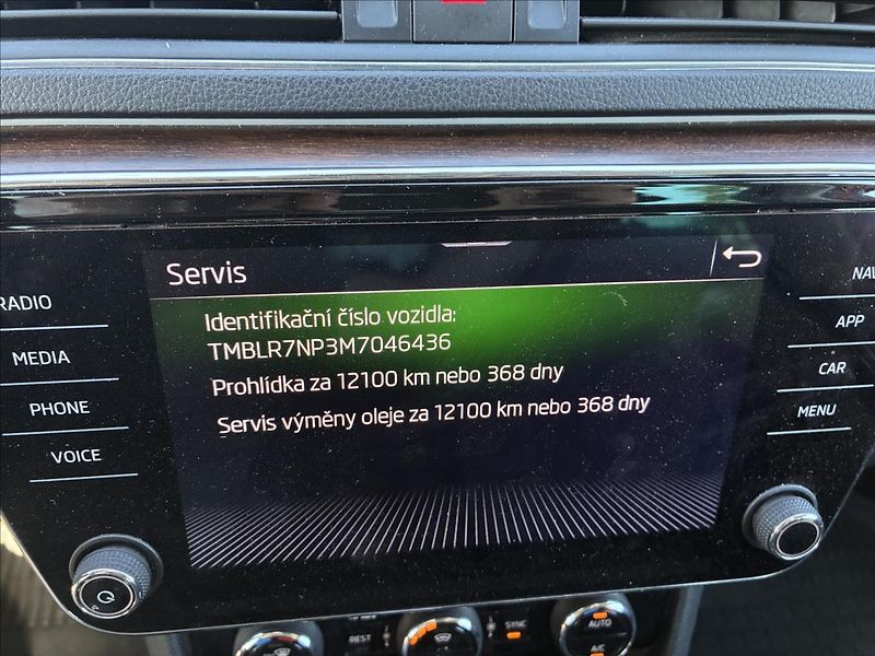 Škoda Superb 2,0 TDI 4X4 SCOUT TAŽNÉ - fotka 26 z 26