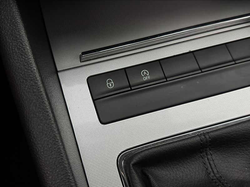 Škoda Octavia 1,6 TDi 6ST. MAN. NAVI SENZORY - fotka 23 z 33