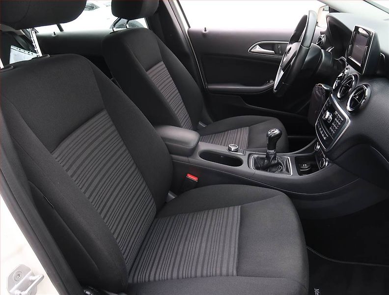 Mercedes-Benz Třídy A (2015) A 180 d, Park. senzory - fotka 9 z 18