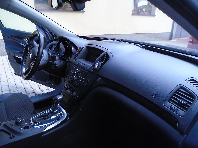 Opel Insignia (2011) 2.0 CDTi Combi 4X4 Automat - fotka 11 z 16