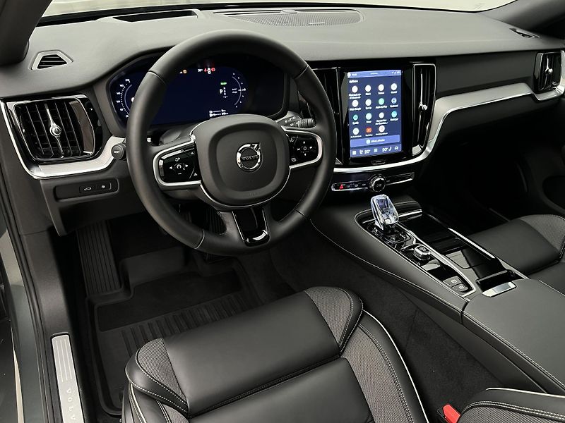 Volvo V60 T6 AWD DARK PLUS 1. maj. - fotka 4 z 49