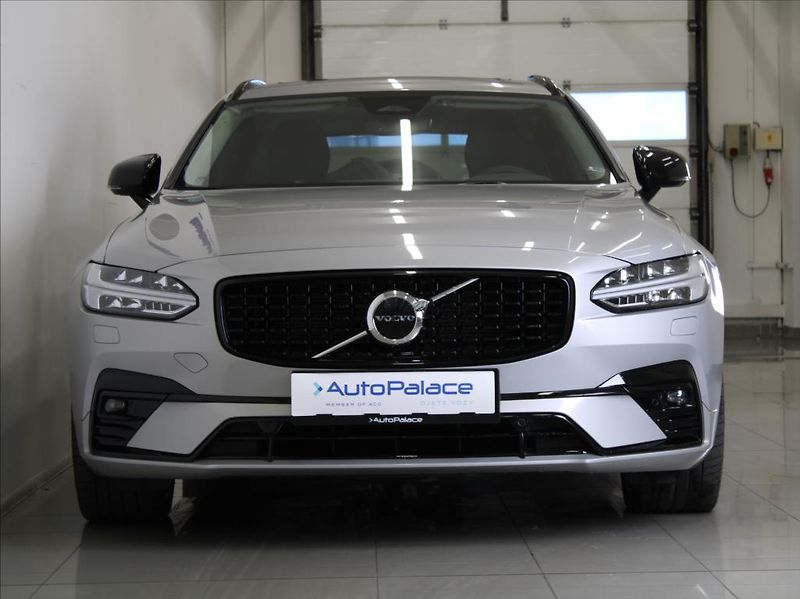 Volvo V90 2,0 B6 AWD Ultimate Dark B&W - fotka 2 z 27