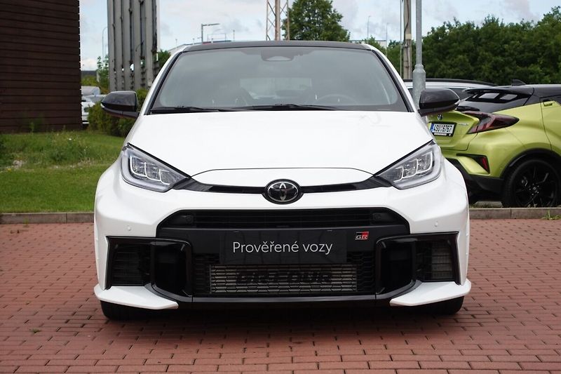 Toyota GR Yaris 1.6Turbo 8AT 4X4 Dynamic + VIP - fotka 2 z 32