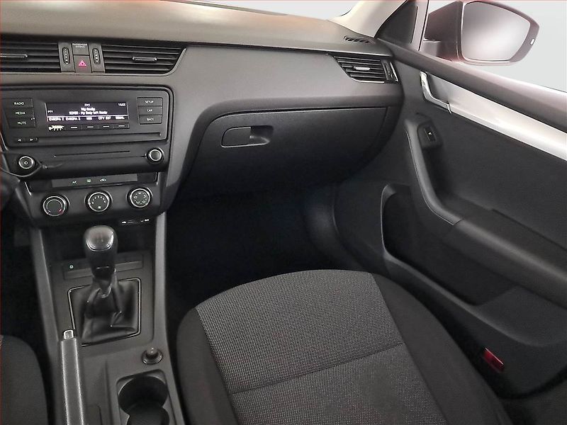 Škoda Octavia (2014) 1.6 TDI, Tempomat - fotka 8 z 16