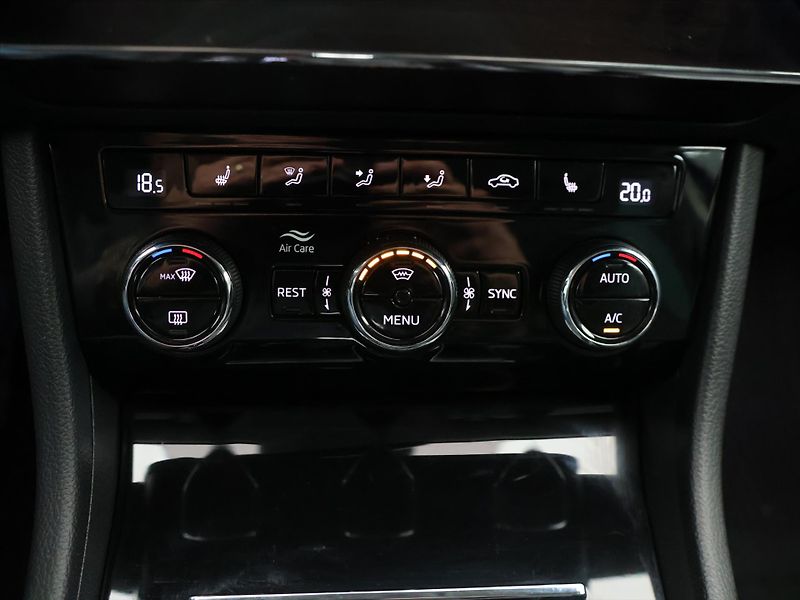 Škoda Superb 2,0 TDI 140kW DSG 4x4 L&K DPH - fotka 30 z 40