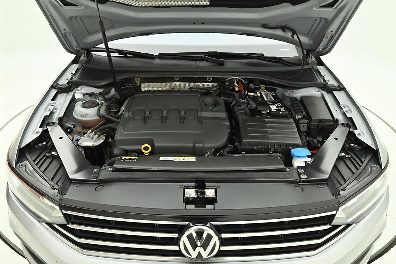 Volkswagen Passat 2,0 TDI 140 kW DSG ELEGANCE Zá - fotka 9 z 32