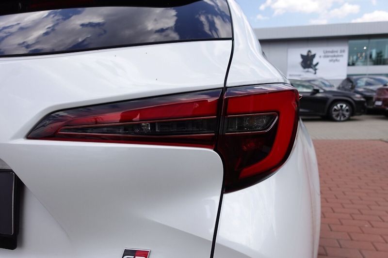 Toyota Corolla 1,8HSD GR Sport Dynamic - fotka 32 z 33