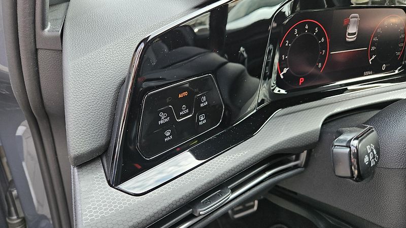 Volkswagen Golf (2023) GTI 2.0TSI 180kW DSG - fotka 19 z 36