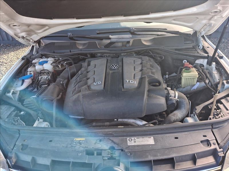 Volkswagen Touareg 3,0 R-Line, CZ, kamera - fotka 17 z 17