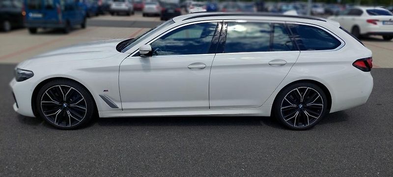 BMW Řada 5 (2021) 530d 3.0 xDrive AT Touring - fotka 2 z 14