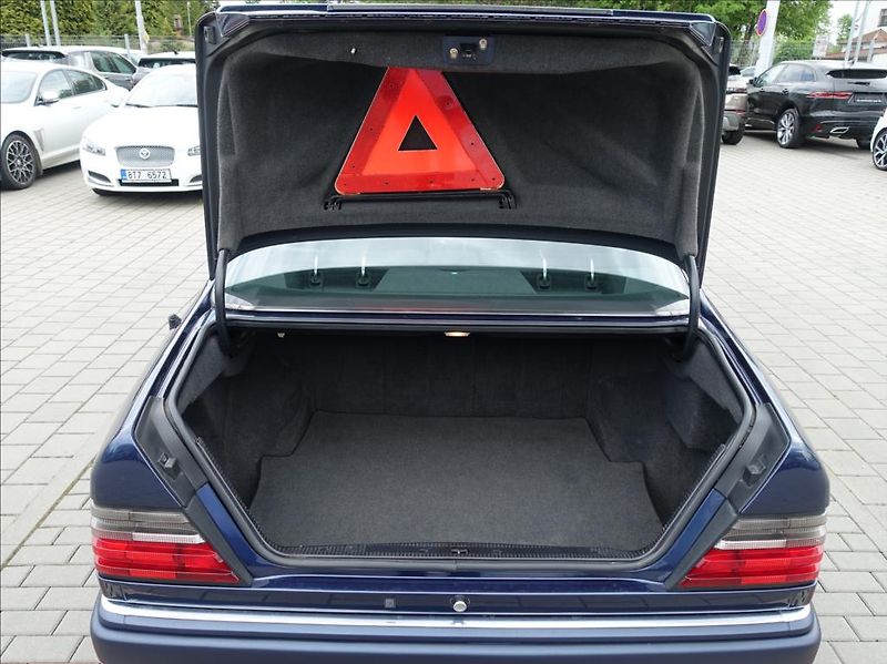 Mercedes-Benz 124 2,0 200 Sportline coupé,AC,TOP - fotka 24 z 28