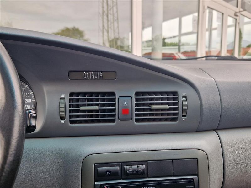 Škoda Octavia 1,8 20V 92kW KLIMA TAŽNÉ ŠÍBR - fotka 25 z 28